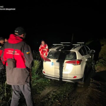 Рятувальники допомогли жінці з дитиною, які заблукали на автомобілі в гірській місцевості