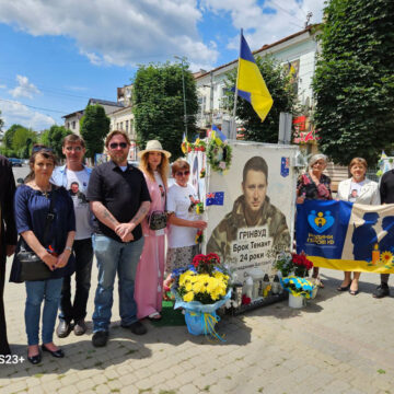 На Прикарпатті вшанували австралійського добровольця Брока Тенанта Грінвуда На Прикарпатті вшанували австралійського добровольця Брока Тенанта Грінвуда