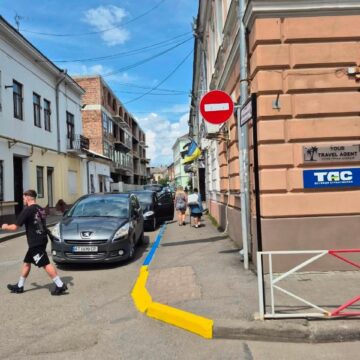 У Коломиї оновлюють паркувальну розмітку