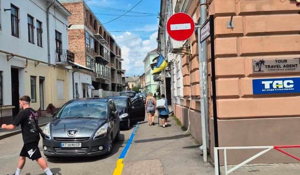 У Коломиї оновлюють паркувальну розмітку