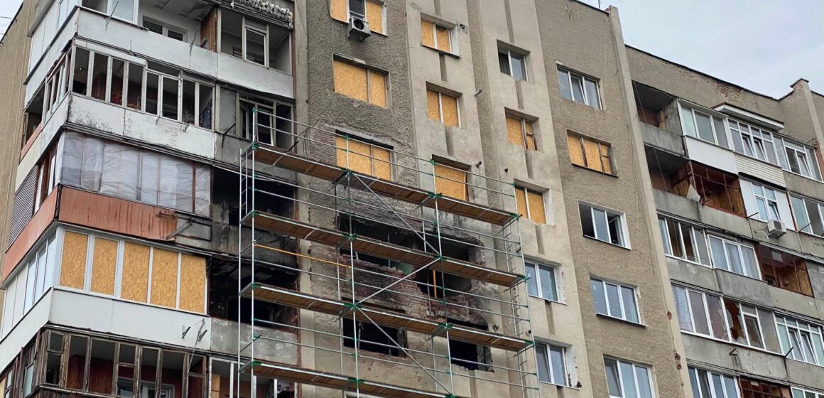 У Івано-Франківську розпочали роботи з відновлення будинків, які постраждали внаслідок атаки 13 травня