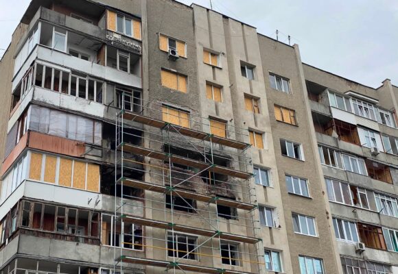 У Івано-Франківську розпочали роботи з відновлення будинків, які постраждали внаслідок атаки 13 травня
