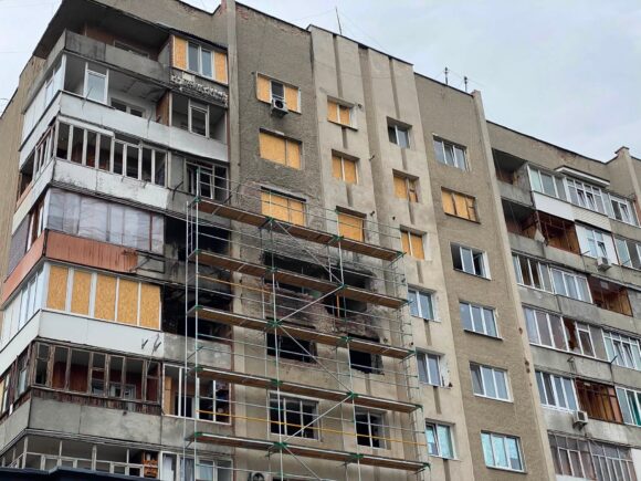 У Івано-Франківську розпочали роботи з відновлення будинків, які постраждали внаслідок атаки 13 травня У Івано-Франківську розпочали роботи з відновлення будинків, які постраждали внаслідок атаки 13 травня