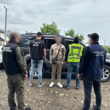Житель Івано-Франківщини за 9 тисяч доларів США незаконно переправляв людей через державний кордон України