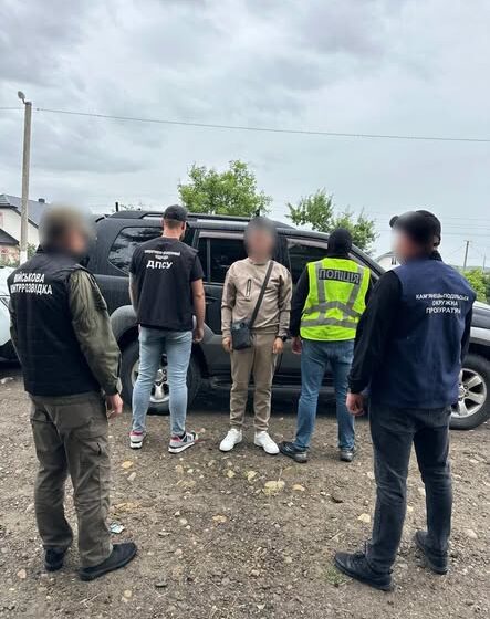 Житель Івано-Франківщини за 9 тисяч доларів США незаконно переправляв людей через державний кордон України