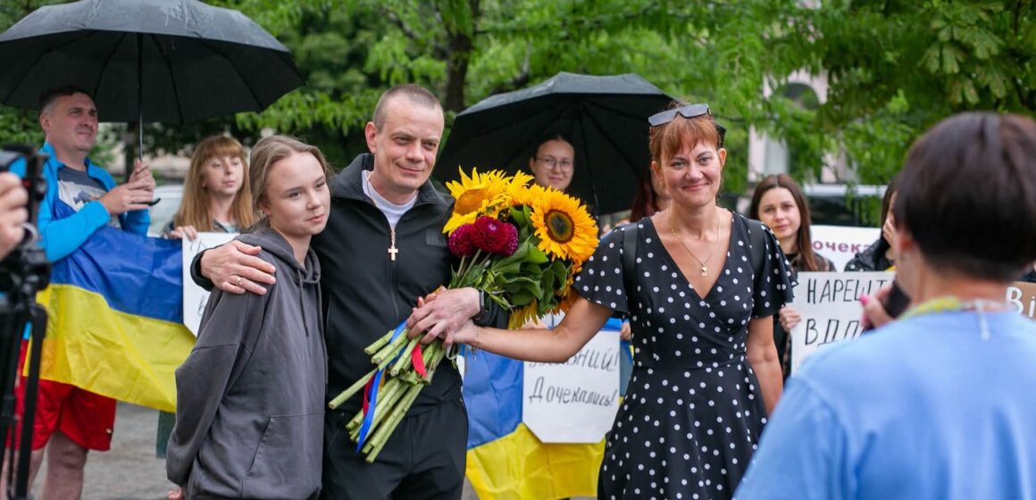 Азовець Олексій Макаров повернувся з полону додому Азовець Олексій Макаров повернувся з полону додому