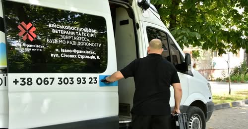 Як у Франківську «Помічник сім’ї захисника» безкоштовно допомагає родинам військових