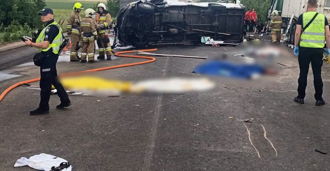 Моторошна аварія на Миколаївщині: 12 людей загинуло та 6 отримали травми Моторошна аварія на Миколаївщині: 12 людей загинуло та 6 отримали травми