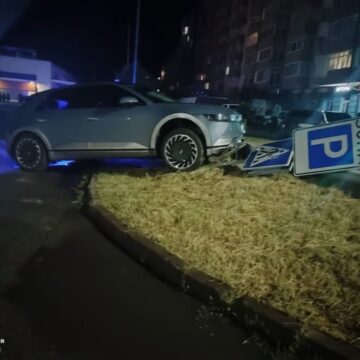 У Франківську 19-річний водій збив дорожні знаки