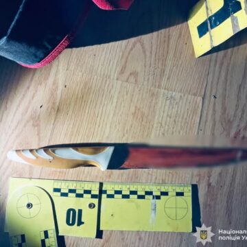 Напідпитку завдала ножових поранень знайомому: прикарпатські поліцейські затримали підозрювану