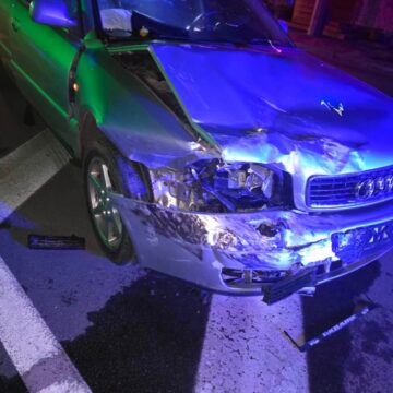 У Франківську неуважний водій в’їхав в автомобіль, який від удару відкинуло в кіоск У Франківську неуважний водій в’їхав в автомобіль, який від удару відкинуло в кіоск