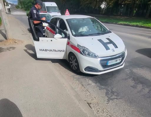 Патрульні притягнули до відповідальності інструктора з практичної підготовки водіїв, який проводив навчання без чинного атестата