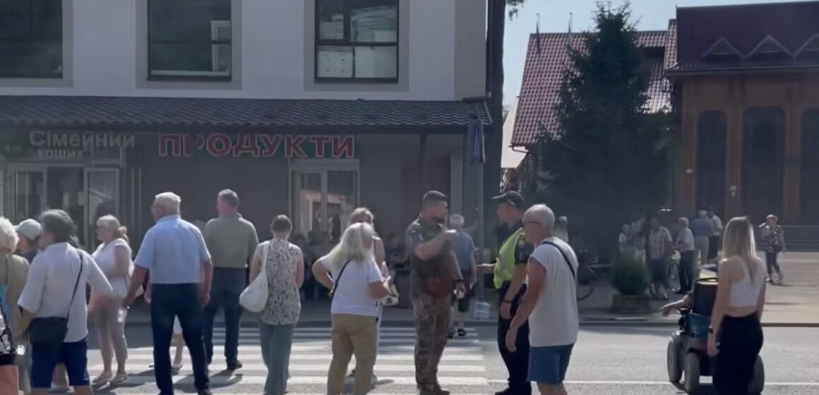 У Вигоді протестувальники заблокували трасу Долина – Хуст через будівництво ГЕС: у селищі – кілометрові затори