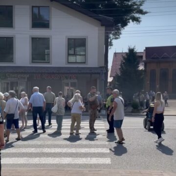 У Вигоді протестувальники заблокували трасу Долина – Хуст через будівництво ГЕС: у селищі – кілометрові затори У Вигоді протестувальники заблокували трасу Долина – Хуст через будівництво ГЕС: у селищі – кілометрові затори