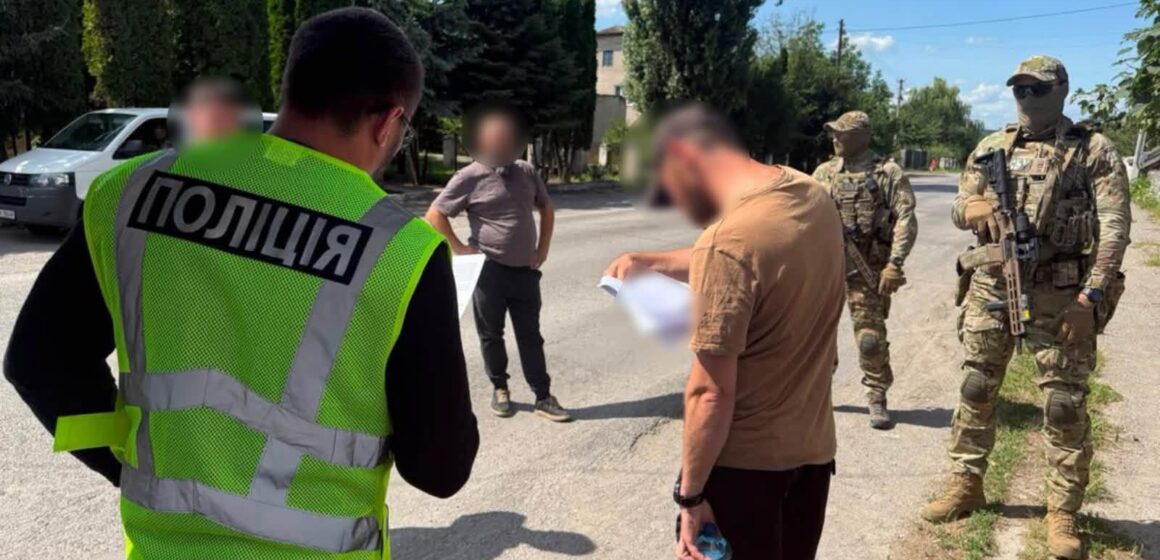Поліцейські Прикарпаття припинили діяльність групи, яка організувала незаконний канал переправлення військовозобов’язаних чоловіків за кордон