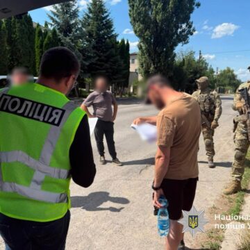 Поліцейські Прикарпаття припинили діяльність групи, яка організувала незаконний канал переправлення військовозобов’язаних чоловіків за кордон