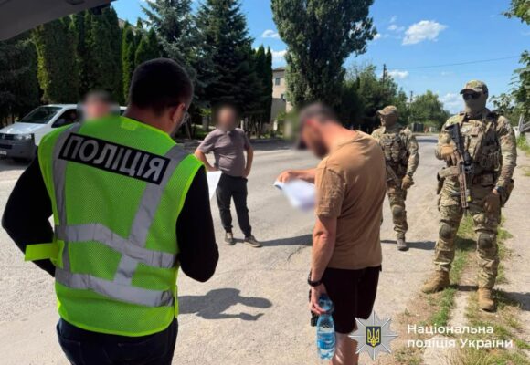 Поліцейські Прикарпаття припинили діяльність групи, яка організувала незаконний канал переправлення військовозобов’язаних чоловіків за кордон