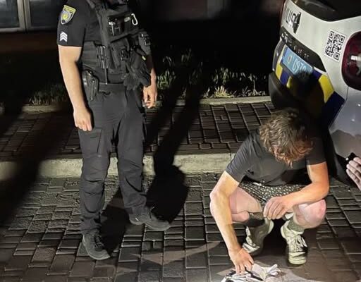 Поліцейські охорони у Івано-Франківську затримали чоловіка, який проник до магазину