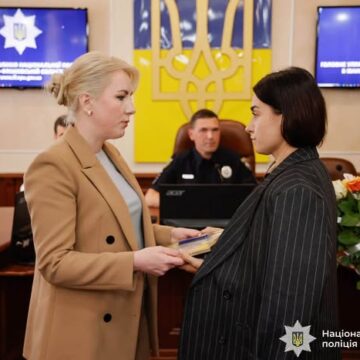 Родини полеглих прикарпатських поліцейських отримали державні відзнаки «За оборону України»