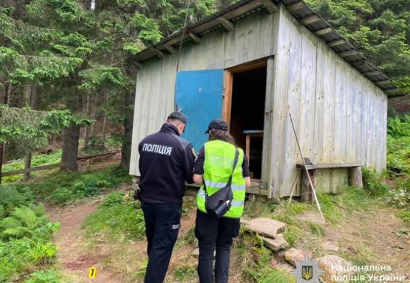 Повідомив до поліції про нібито самогубство, однак став підозрюваним у вбивстві: поліцейські Прикарпаття затримали фігуранта