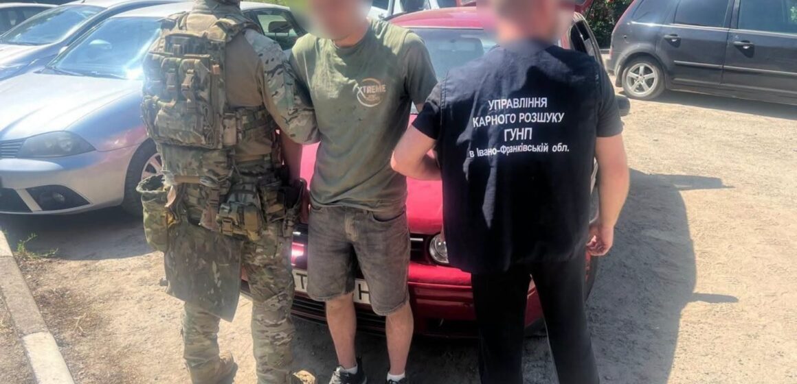 Поліцейські Прикарпаття викрили та затримали трьох нападників, які у балаклавах увірвалися до оселі й жорстоко побили жінку