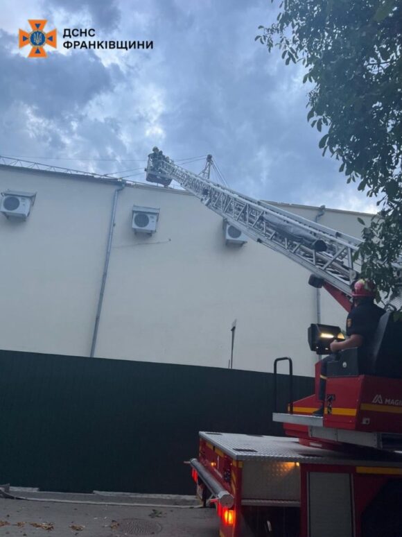 У недіючому франківському кінотеатрі спалахнула пожежа У недіючому франківському кінотеатрі спалахнула пожежа