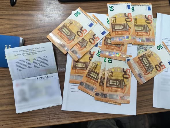 Двоє жителів Івано-Франківської області, які намагалися виїхати з України без документів, пропонували прикордонникам хабар Двоє жителів Івано-Франківської області, які намагалися виїхати з України без документів, пропонували прикордонникам хабар