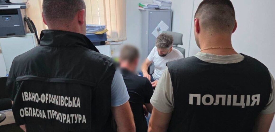 Пів мільйона на поборах з бізнесу: на Прикарпатті прокурори повідомили про нові підозри топпосадовцям Держпраці