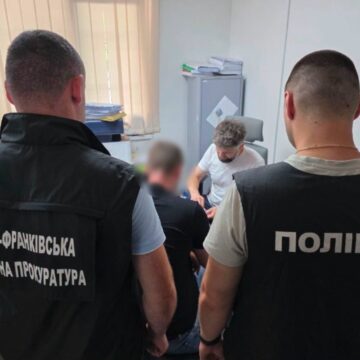 Пів мільйона на поборах з бізнесу: на Прикарпатті прокурори повідомили про нові підозри топпосадовцям Держпраці Пів мільйона на поборах з бізнесу: на Прикарпатті прокурори повідомили про нові підозри топпосадовцям Держпраці