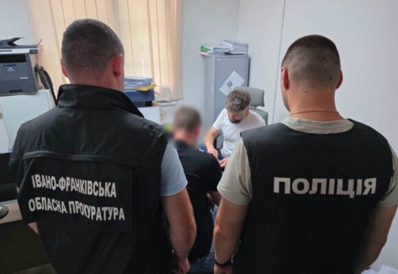 Пів мільйона на поборах з бізнесу: на Прикарпатті прокурори повідомили про нові підозри топпосадовцям Держпраці
