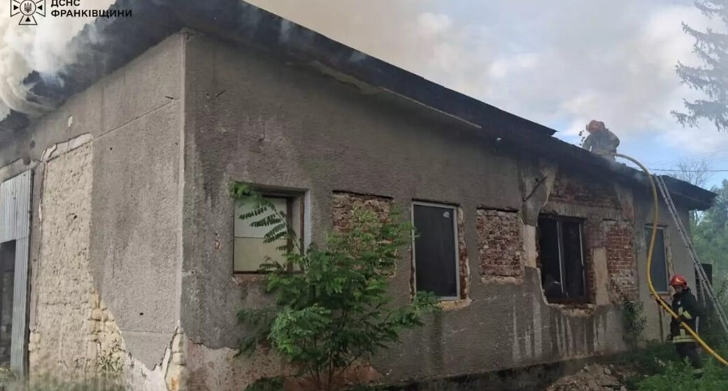 На Рогатинщині рятувальники ліквідували пожежу складського приміщення На Рогатинщині рятувальники ліквідували пожежу складського приміщення