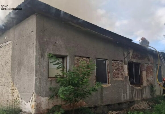 На Рогатинщині рятувальники ліквідували пожежу складського приміщення