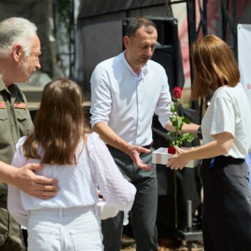 У Івано-Франківську дітям полеглих захисників вручили пам’ятні кулони «Батьківське серце» У Івано-Франківську дітям полеглих захисників вручили пам’ятні кулони «Батьківське серце»