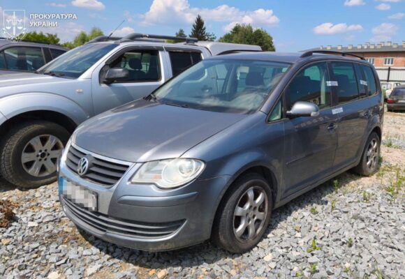 Авто на 2,2 млн грн замість фронту пішли на продаж: судитимуть чоловіка, який торгував псевдогуманітаркою для ЗСУ