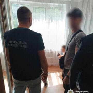 На Тлумаччині чоловік обікрав колишню вчительку майже на 1,3 мільйона гривень: поліцейські викрили та затримали підозрюваного На Тлумаччині чоловік обікрав колишню вчительку майже на 1,3 мільйона гривень: поліцейські викрили та затримали підозрюваного