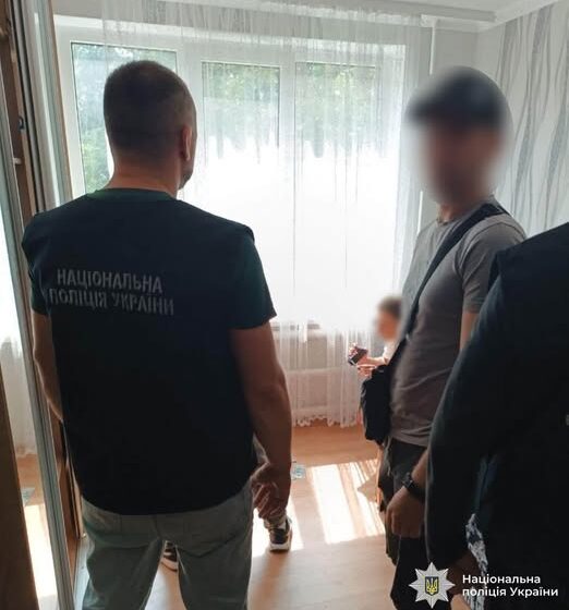 На Тлумаччині чоловік обікрав колишню вчительку майже на 1,3 мільйона гривень: поліцейські викрили та затримали підозрюваного