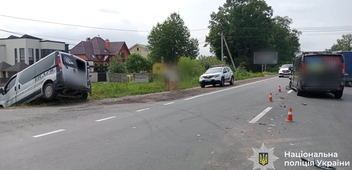 На Калуському шосе зіткнулись два «Renault Trafic». Водія одного із авто доставили до лікарні На Калуському шосе зіткнулись два «Renault Trafic». Водія одного із авто доставили до лікарні