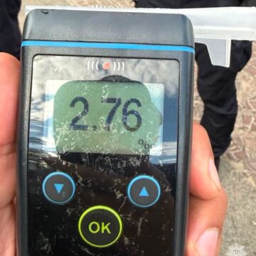 У Івано-Франківську нетверезий керманич без посвідчення водія вчинив ДТП і втікаючи від поліції в’їхав у лавку