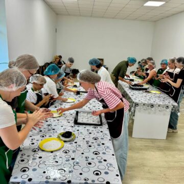 Майстер-клас із випікання мармурового печива провели у Бурштині