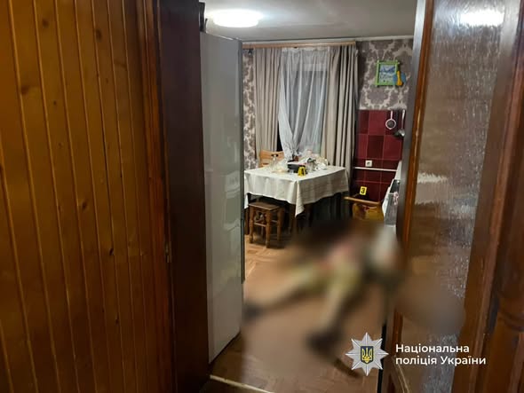 Суперечка завершилася вбивством на Верховинщині: поліцейські затримали підозрюваного та повідомили йому про підозру Суперечка завершилася вбивством на Верховинщині: поліцейські затримали підозрюваного та повідомили йому про підозру