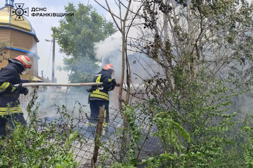 Вогнеборці ліквідували пожежу господарської будівлі в Івано-Франківському районі Вогнеборці ліквідували пожежу господарської будівлі в Івано-Франківському районі