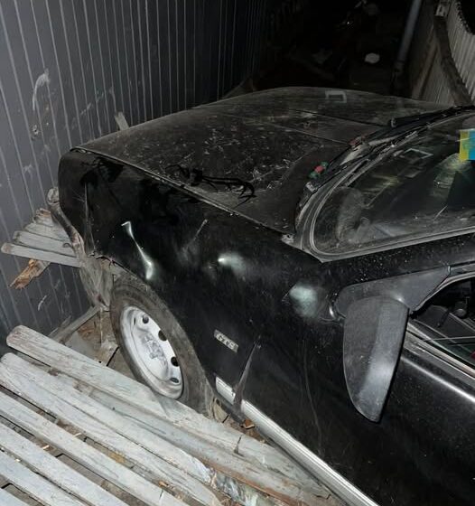 У Івано-Франківську водійка автомобіля Renault вʼїхала у паркан У Івано-Франківську водійка автомобіля Renault вʼїхала у паркан