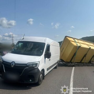 У Яремче в ДТП потрапили легковик і бус з причепом