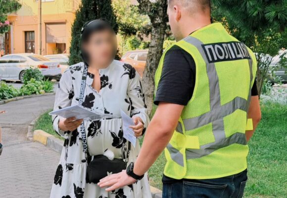 Поліцейські Прикарпаття затримали жінку, яка за 20 тисяч доларів продала новонародженого сина після виписки з пологового