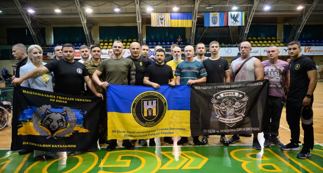 Грав у теніс, піднімав штангу та стріляв із лука: на Прикарпатті Володимир Зеленський зустрівся з ветеранами (ВІДЕО)