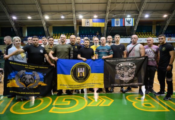 Грав у теніс, піднімав штангу та стріляв із лука: на Прикарпатті Володимир Зеленський зустрівся з ветеранами (ВІДЕО)