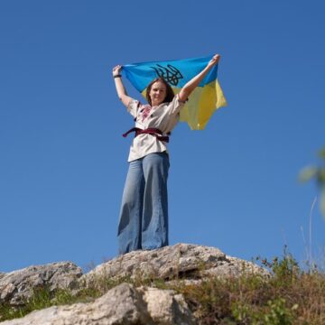 Вивезла прапор із окупованого Херсона через шість блокпостів: історія херсонки, яка тепер живе у Франківську