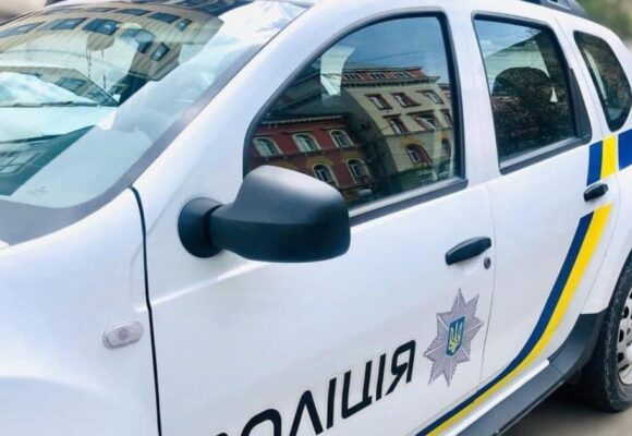 Заблокував і розбив скло: в Івано-Франківську чоловік напав на поліцейське авто під час мобілізаційного рейду