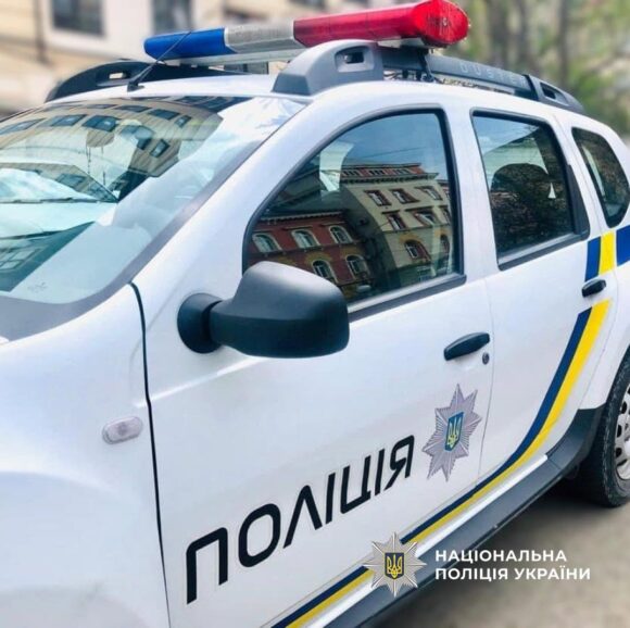Заблокував і розбив скло: в Івано-Франківську чоловік напав на поліцейське авто під час мобілізаційного рейду Заблокував і розбив скло: в Івано-Франківську чоловік напав на поліцейське авто під час мобілізаційного рейду