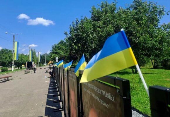 У Калуші оновлюють Алею Віри та Надії: мешканців закликають берегти і поважати цей простір